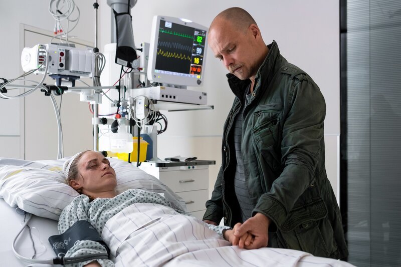 Oberländer (Matthias Koeberlin, r.) besucht seine Ex-Frau Kim (Inez Bjørg David, l.) im Krankenhaus, die nach einem Autounfall im Koma liegt. – Bild: Petro Domenigg | FILMSTILLS.AT KG /​ Rowboat Film und Fernsehproduktion