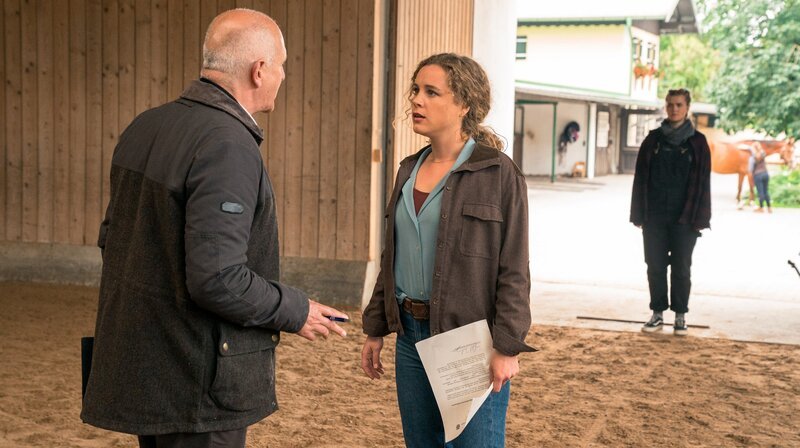 Friedel Ischinger (Fritz Egger), Rike Wildenstein (Klara Deutschmann), Tabea (Nele Trebs). – Bild: ARD Degeto/​Marc Reimann