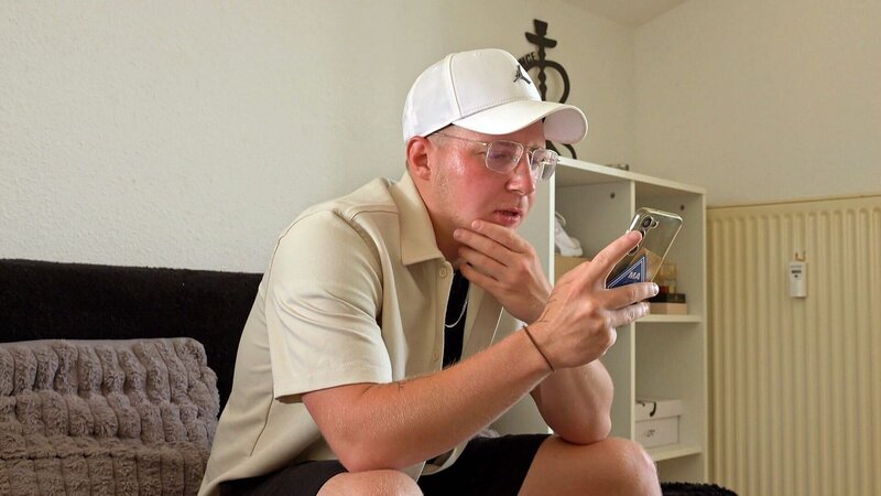 Jonas schaut online nach einem Paar Fußballschuhe – Bild: RTLZWEI