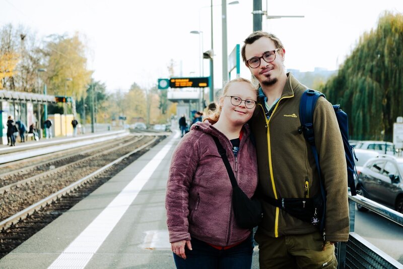 Hanna und Silas Gaub nutzen öffentliche Verkehrsmittel, um zu ihrer Arbeit zu fahren. – Bild: ZDF und Paul Tschoppe