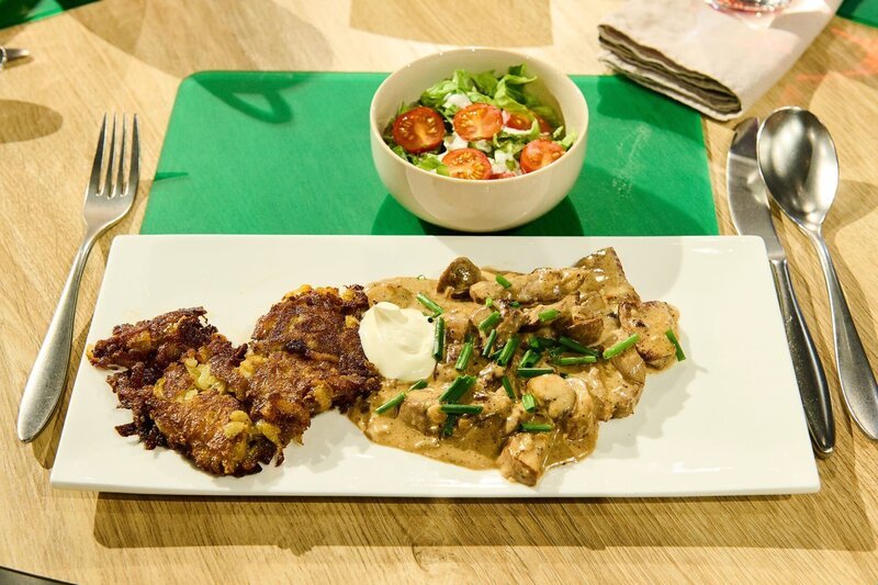 Leibgericht: Zürcher Geschnetzeltes mit Rösti und Eisbergsalat mit Joghurt-Dressing von Karin Kool – Bild: ZDF und Gunnar Nicolaus