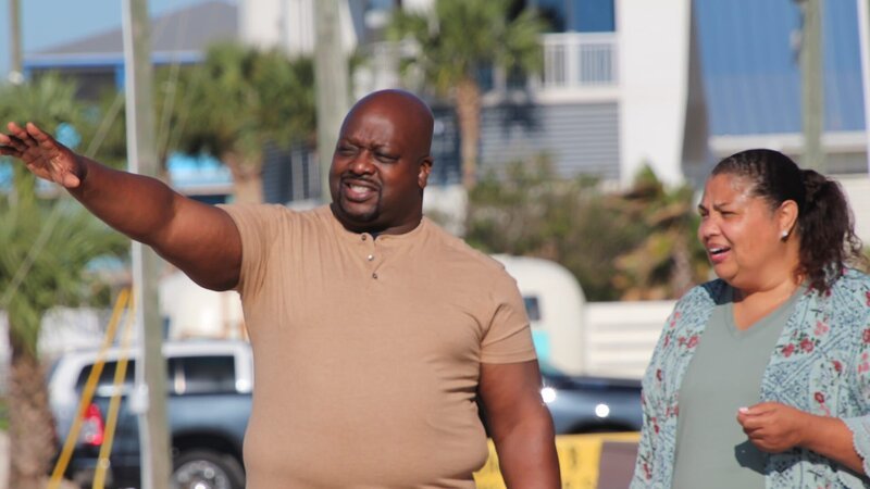 A Dallas couple longs for a holiday home just a short walk from the sunny beaches of Biloxi, Mississippi. – Bild: Warner Bros. Discovery, Inc. or its subsidiaries and affiliates