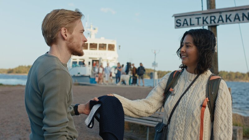 Bis zu ihrer Rückkehr im nächsten Sommer lässt Malin (Nora Rios) ihren Badeanzug bei Stefan (Johan Marenius Nordahl), der am liebsten auch Malin selbst dabehalten würde. – Bild: ZDF und Petrus Sjo?vik