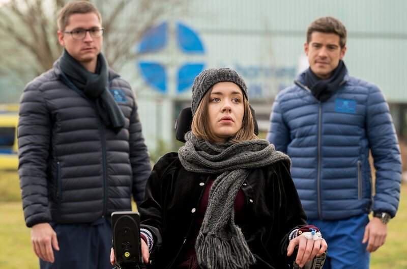 Die beiden jungen Ärzte Elias Bähr (Stefan Ruppe, l.) und Ben Ahlbeck (Philipp Danne, r.) schlagen Diana Kessler (Berenice Brause, M.) eine Operation vor, die ihr zu mehr Lebensqualität verhelfen könnte. – Bild: ARD/​Jens Ulrich Koch