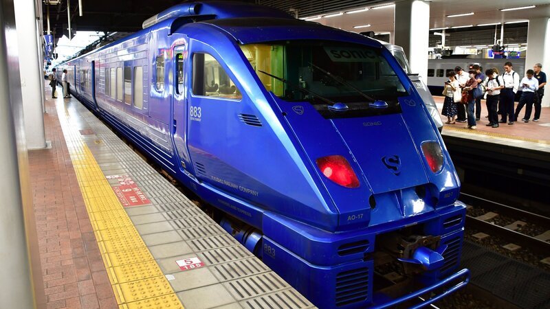 Ein Expresszug in Hakata Station – neben den Shinkansen Hochgeschwindigkeitszügen gibt es ein großes ganz Japan umspannendes Netz von Eisenbahnen in der Spurweite 1067 Millimeter. – Bild: ZDF und SWR