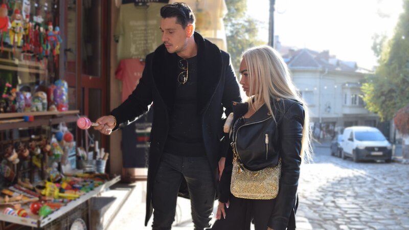 Georgi Rusev and Darcey Silva are shopping for souvenirs in Bulgaria – Bild: Warner Bros. Discovery, Inc. or its subsidiaries and affiliates