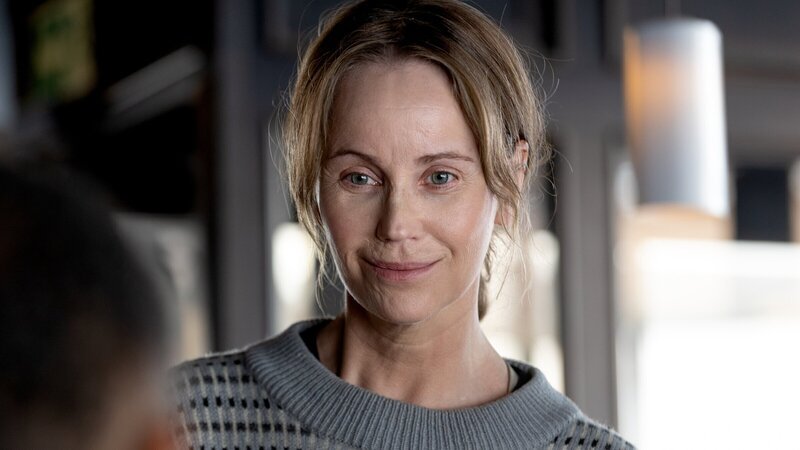 Iris (Sofia Helin) muss sich weiterhin um den rätselhaften Leichenfund kümmern. – Bild: Særún Hrafnkelsdóttir Norén