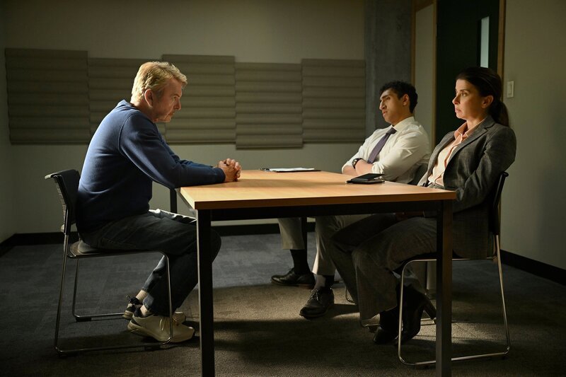 l-r : Stan Delaney (Sam Neill), Ethan Remy (Dylan Thuraisingham), Elena Camacho (Jeanine Serralles) – Bild: PEACOCK/​Jasin Boland/​Peacock TV LLC