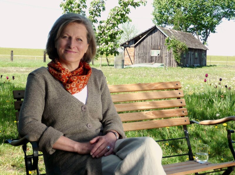 Angela Stünkel, geb. Schallehn, lebt heute wieder auf dem Hof der Eltern in Kaarßen. – Bild: NDR/​taglichtmedia