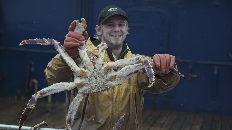 Deckhand Kenny Jensen of the Saga with Bering Sea bounty. – Bild: DMAX