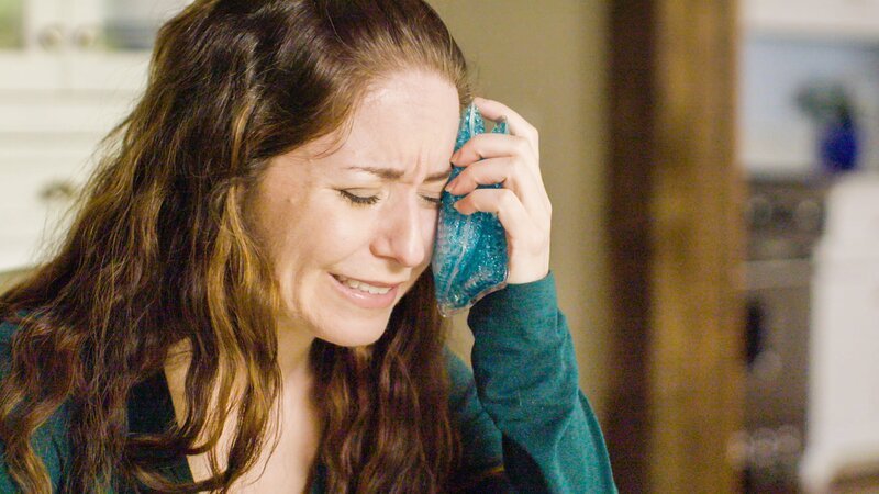 Leslie Bacon (Cheri) crying and holding an ice pad to her head – Bild: Discovery Communications, LLC