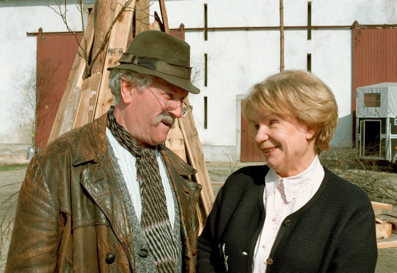 am Montag (24.04.00) um 21:15 Uhr im MDR Fernsehen. Fritz Liebmann (Alfred Müller), Charlotte Wendschuh (Ingeborg Krabbe). – Bild: MDR