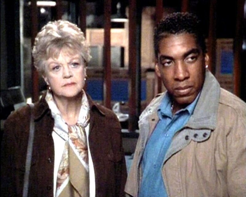 Jessica (Angela Lansbury) unterstützt Sergeant Victor Lofton (Stan Shaw) bei den Ermittlungen. – Bild: Super RTL