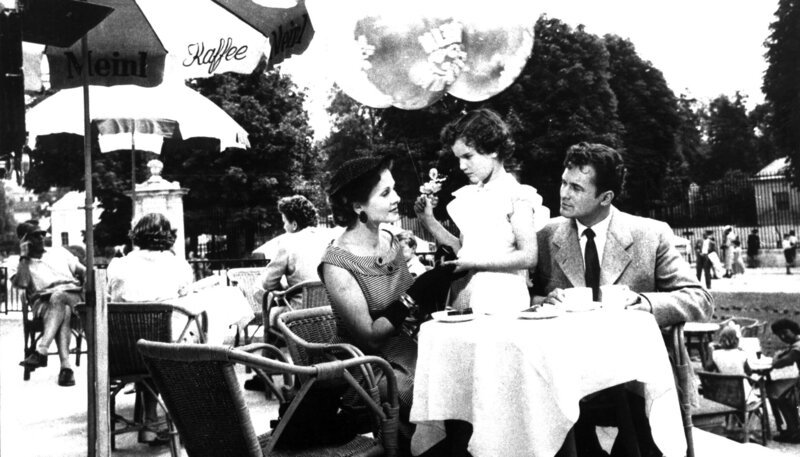 Der Rennfahrer Lutz Höllriegel (Carl Möhner) zieht Eva Pogge (Hertha Feiler) so in seinen Bann, dass Tochter Pünktchen (Sabine Eggerth) sich allein im Zoo beschäftigen muss. – Bild: MDR/Studio 100 Der Rennfahrer Lutz Höllriegel (Carl Möhner) zieht Eva Pogge (Hertha Feiler) so in seinen Bann, dass Tochter Pünktchen (Sabine Eggerth) sich allein im Zoo beschäftigen muss. – Bild: MDR/Studio 100