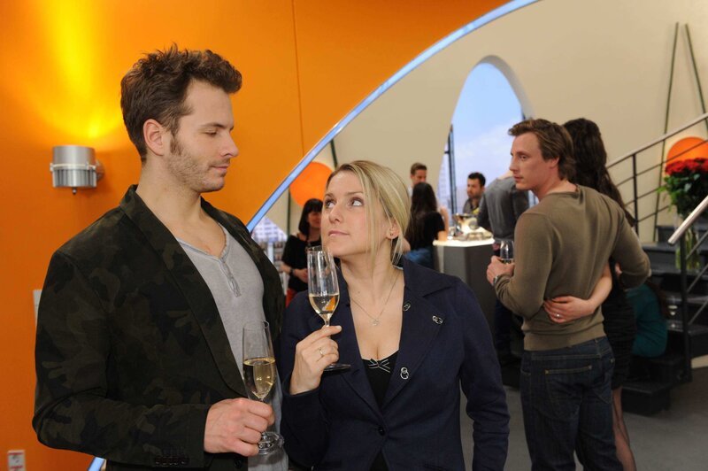 Trotz aller beteuerten Harmonie ist die Stimmung zwischen Tom (Patrick Kalupa, 2.v.r.), Carla (Sarah Mühlhause, r.), Enrique (Jacob Weigert, l.) und Anna (Jeanette Biedermann, 2.v.l.) verkrampft … – Bild: SAT.1 /​ Claudius Pflug