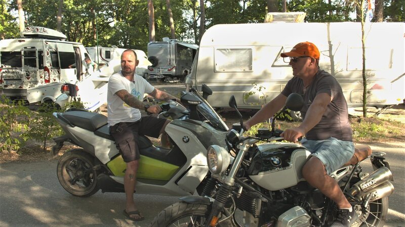 Roger Groß (right) on a motorcycle – Bild: DMAX