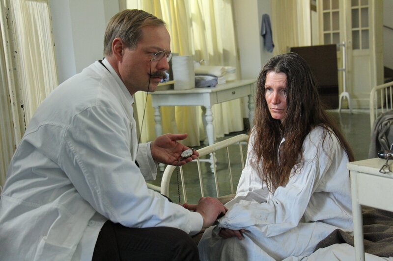 Die Serie „Alois Alzheimer – Verloren im Vergessen“ erzählt neben der Biografie Alois Alzheimers nicht nur ein wichtiges Kapitel Medizingeschichte, sondern spannt den Bogen bis in die Forschungen der Gegenwart. Hier: Dr. Alzheimer untersucht Auguste Deter. – Bild: BR