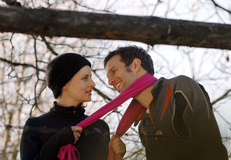 Chandanas (Angela Ascher, l.) Flirtversuche scheitern. – Bild: One