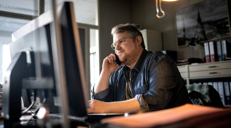 Auf Kommissar Thiels Assistent Mirko Schrader (Björn Meyer) ist Verlass: Er findet heraus, dass auf einem der Handys, die im Büro des ermordeten Rechtsanwalts sichergestellt wurden, nur eine einzige Nummer gespeichert ist. War das die exklusive Leitung zu Mafia-Boss Agostini? – Bild: WDR/​Thomas Kost