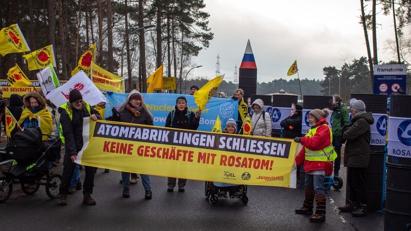 Protest gegen den Einstieg des russischen Staatskonzerns Rosatom in Lingen. – Bild: ZDF und Lars Hoff