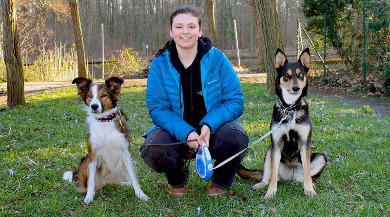 Wanda ist 12 Jahre alt, lebt in Brandenburg und betreibt ein seltenes Hobby: sie läuft Canicross und fährt Dog-Scooter. Das sind Sportarten, bei denen Wanda mit ihrem Hund ein athletisches Tandem bildet. Ihr großer Traum: an einem Hundeschlittenrennen teilzunehmen. – Wanda mit ihren Hunden Lola und Emily – Bild: rbb/​Frank Kleemann