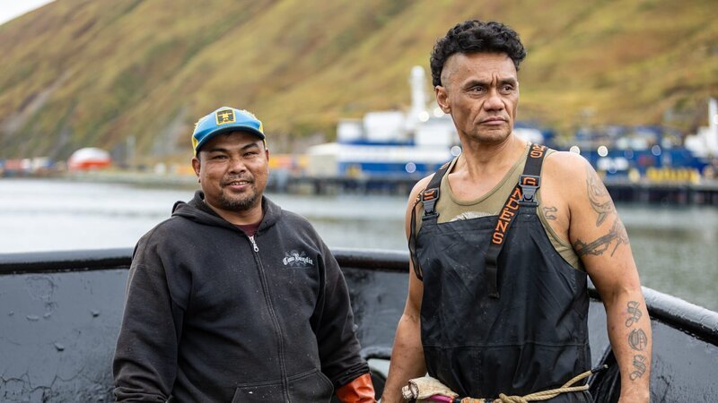 Time Bandit deck boss Freddy and deckhand Teddy pose on the bow – Bild: Warner Bros. Discovery, Inc. or its subsidiaries and affiliates. All rights reserved.