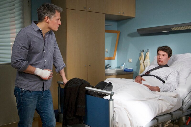 Michael Geissler (Max Urlacher, links) kann es kaum fassen: Sein ehemals bester Freund Oliver Ross (Martin Brauer) wusste die ganze Zeit, dass er der Vater von Michaels Sohn Leon ist. Michaels nun verstorbene Frau und Oliver haben sich damals bewusst entschieden, Michael nichts zu sagen. Doch nun denkt Oliver anders darüber. Michael bittet ihn darum, dieses Geheimnis auch weiterhin zu wahren. Leon hat gerade seine Mutter verloren, er würde diese Nachricht jetzt nicht verkraften. – Bild: MDR/​Saxonia/​Wernicke