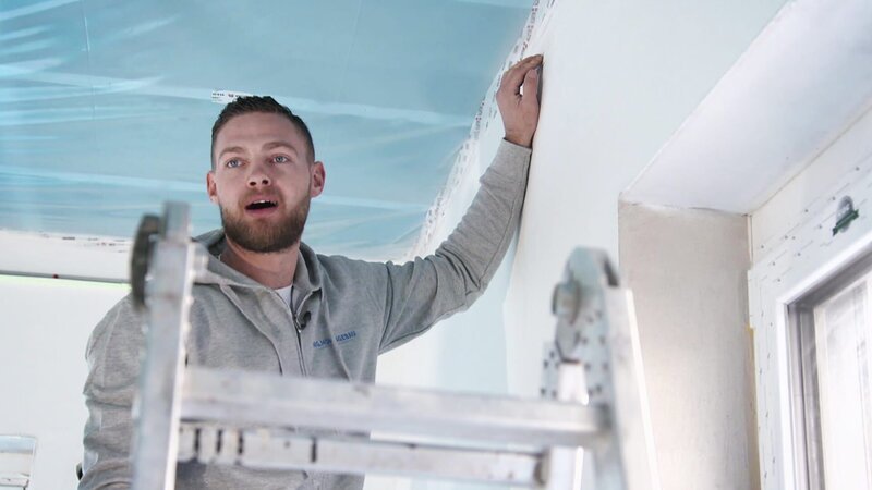 Sebastian and Heinrich install a ceiling made of mineral fibers in the office wing of a new building in Schloß Holte-Stukenbrock. – Bild: DMAX