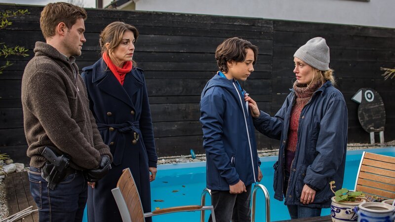 Dominik Morgenstern (Joscha Kiefer, l.) und Katharina Hahn (Bianca Hein, 2. von l.) befragen Nadja Brandstetter (Katharina Heyer, r.) im Beisein ihres Sohnes Linus (Yanis Scheurer, 2. von r.). – Bild: ZDF und Markus Sapper