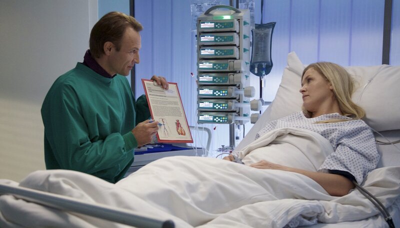 Dr. Martin Stein (Bernhard Bettermann) erklärt Nicole Lamprecht (Judith Hoersch) die komplizierte OP, bei welcher zweimal ein Kreislaufstillstand herbeigeführt werden muss. Ohne diese OP hat Nicole noch etwa drei Jahre zu leben – sie ist mit dem Eingriff einverstanden. Doch Nicole bittet ihn, Antonia Bescheid zu geben. Sie wolle sie noch einmal sehen. Martin verunsichert dieser Wunsch: Ist zwischen seiner Freundin Antonia und ihrer Ex-Freundin Nicole wirklich alles vorbei? – Bild: MDR/​MDR/​Wernicke