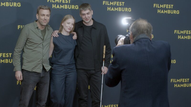 Milan Skrobanek (l.), Cindy Klink (M.), David Knors (r.) werden bei der Weltpremiere ihres Film „Als wäre es leicht“ auf dem roten Teppich des Hamburger Filmfestes fotografiert. – Bild: ZDF und Markus Ott