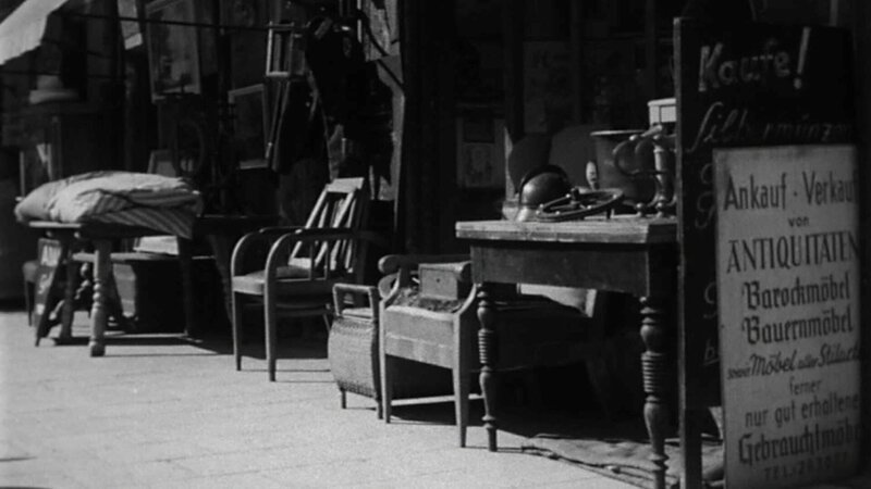 In der Münchner Innenstadt gab es einst viele solcher Trödel- bzw. Antiquitätenläden. – Bild: BR