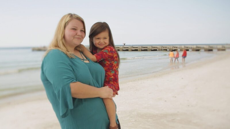 Nicole and her daughter May pose on the beach for their hero shots. – Bild: Discovery Communications, LLC