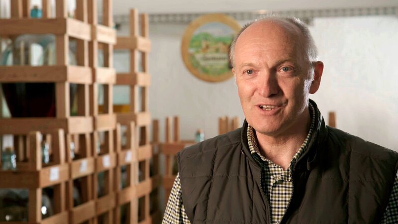 Die Sonne über dem Gurktal – Wer die Alpen von ihrer direktesten Seite erleben möchte, fährt ins Gurktal. Hier entlang des Verlaufs des Flusses Gurk hat sich seit jeher eine ausgedehnte Almwirtschaft erhalten. Was einst den Broterwerb der bäuerlichen Bevölkerung getragen hat, ist heute eine Landschaftspflege mit überschaubarem Ertrag. Dennoch halten viele, die die Höfe seit Generationen besitzen, an der alten Berufstradition fest, teils, weil sie sich dem Erbe der Familie verpflichtet fühlen, teils, weil sie in der bergbäuerlichen Lebensführung einen eigenen Wert erkennen. Im Bild: Kräutermeister Johann Grames. – Bild: ORF, Clever Contents GmbH