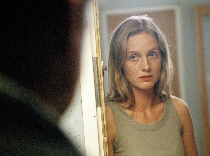 Linda Wallander (Johanna Sällström) ist nach einigen Meinungsverschiedenheiten bei ihrem Vater ausgezogen. – Bild: ARD Degeto/​Lars Høgsted