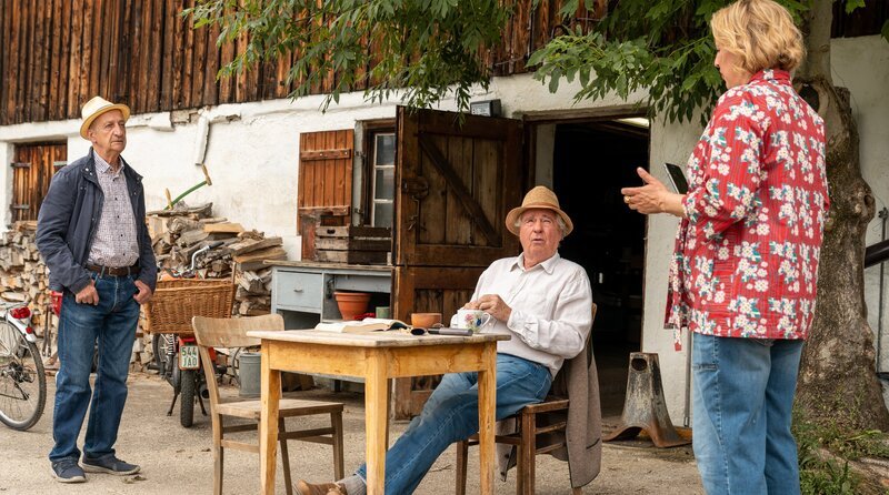 Ferdinand (Philipp Sonntag, li.) bekommt von Barthl (Friedrich von Thun) und Sophie (Elena Uhlig) das Angebot, auf dem Hof zu arbeiten. – Bild: ARD Degeto/​Marc Reimann