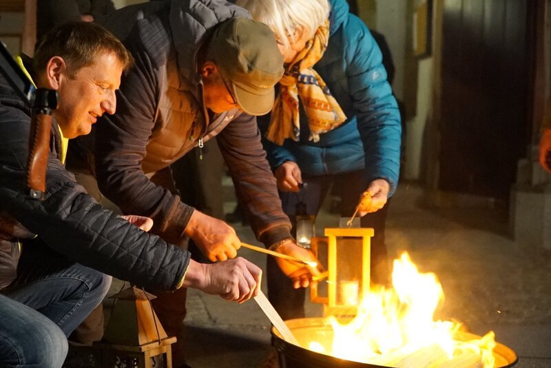 Menschen holen sich das geweihte Osterfeuer in Tamsweg ab – Bild: ServusTV / Degn Film Menschen holen sich das geweihte Osterfeuer in Tamsweg ab – Bild: ServusTV / Degn Film