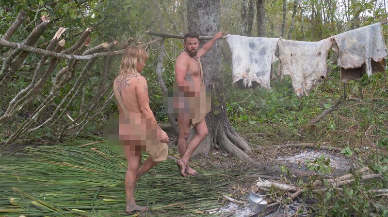 L-R: Lacey und Steven beim Gerben von Fellen – Bild: Discovery Channel /​ Discovery Communications, LLC /​ Sharellis Tatis