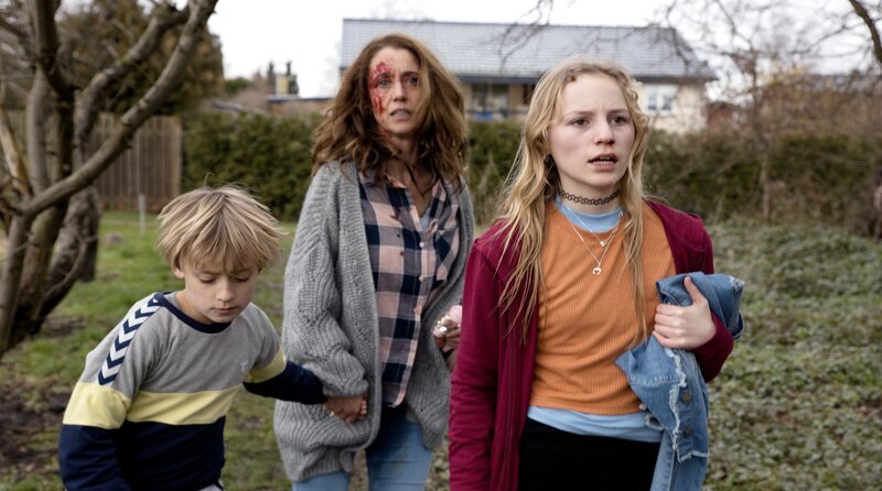 Von links: Theo (Noah Storm Otto), Dea (Christine Albeck Børge) und Holly (Flora Ofelia Hofmann Lindahl) auf der Flucht. Weiteres Bildmaterial finden Sie unter www.br-foto.de. – Bild: BR/​ARTE/​DR/​Michella Bredahl