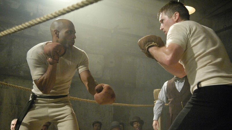 Amos Robinson (Andrew Hinkson, l.) und Bob Sullivan (Mike Turner, r.) – Bild: AXN White