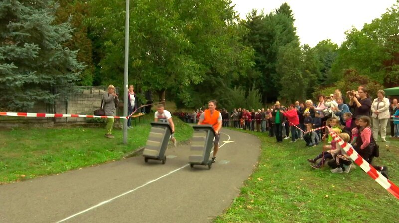 Zum wichtigsten Termin des Jahres haben die Frauen und Männer in Sellessen das zweite Mai-Wochenende ausgerufen. Für alle Menschen im Dorf ist klar geregelt, dass sie sich von anderen Verpflichtungen fernzuhalten haben, denn die größte Sause des Jahres steht an: Das Lausitzer Mülltonnenrennen. – Bild: rbb/​Konstanze Schirmer