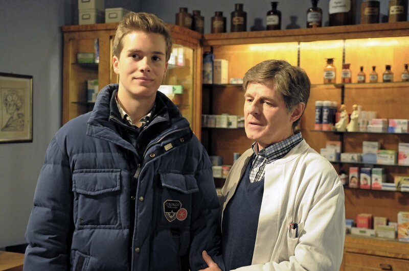 Bamberger ist froh, als Patrick sich bei ihm entschuldigt. Von links: Patrick Westenrieder (Lucas Bauer) und Roland Bamberger (Horst Kummeth). – Bild: BR/​Jo Bischoff