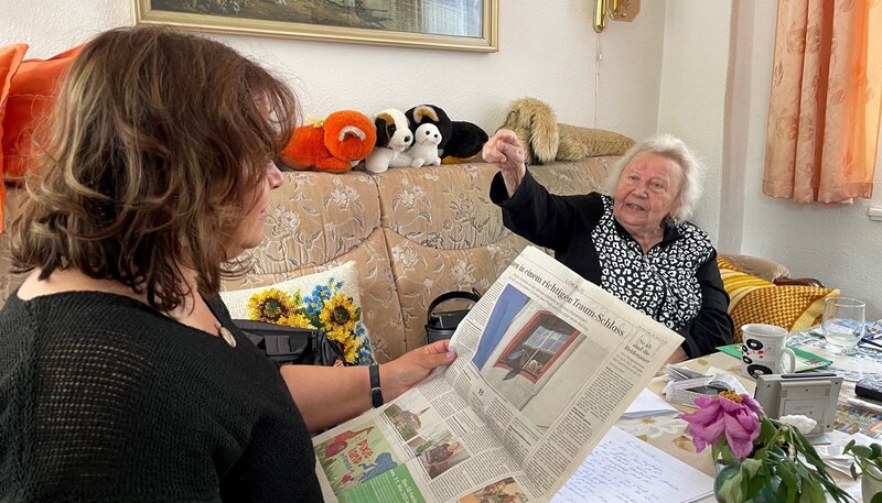 Katrin Claußner (li.) zu Besuch bei Frau Mumme, einer Mieterin im Schloss – Bild: MDR/​Katrin Claußner