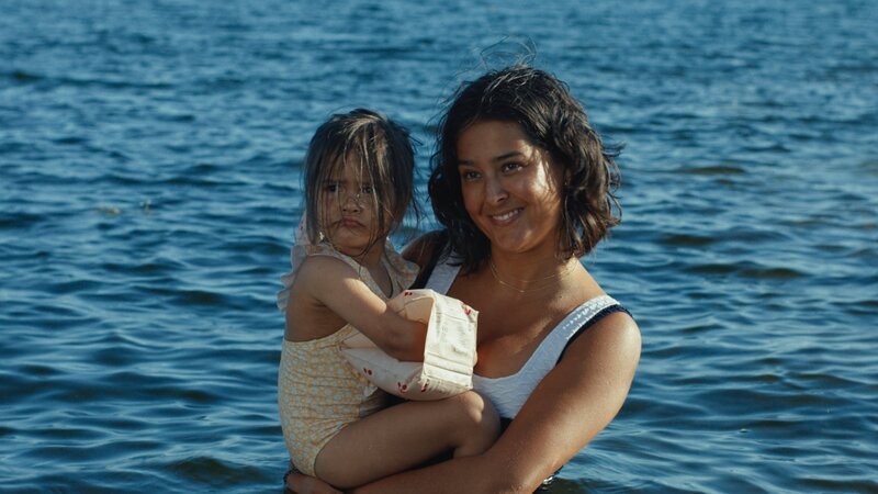 Malin (Nora Rios) und ihre kleine Tochter Skrollan (Clara Wachtmeister da Silva) genießen den Sommer auf Saltkrokan. – Bild: Petrus Sjövik/​SF Studios/​ZDF