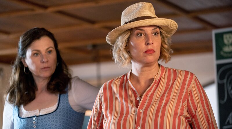 Rosalie (Bettina Mittendorfer, li.) und Sophie (Elena Uhlig) im Wirtshaus. – Bild: ARD Degeto/​Marc Reimann