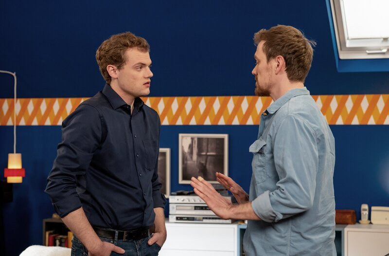 Charly (Nils Kreutinger, rechts) muss seinem Bruder Philipp (Philipp Schneider, KLD, links) versichern, dass er im Bezug auf Tina keinen Mist bauen wird. Weiteres Bildmaterial finden Sie unter www.br-foto.de. – Bild: BR/​Ewa Wiese