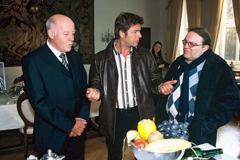 Jupp (Uwe Fellensiek, M.) und Achim (Gustav Peter Wöhler, r.) befragen Ares Woodbine (Joost Siedhoff, l.), den Chef des Ermordeten. – Bild: SAT.1 /​ Münstermann