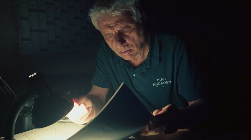 Von links: Kriminalhauptkommissar Franz Leitmayr (Udo Wachtveitl) durchsucht den Schreibtisch von Zieringer bei Prime Wave auf der Suche nach Hinweisen zu Kara. – Bild: BR/​NEUESUPER GmbH/​Michael Schreitel