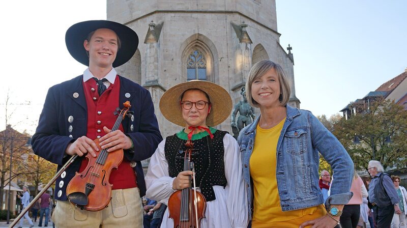 Bastian Niklas und Kate Lynn Lohner mit Annette Krause auf dem Balinger Marktplatz. – Bild: SWR/​Jochen Schmid