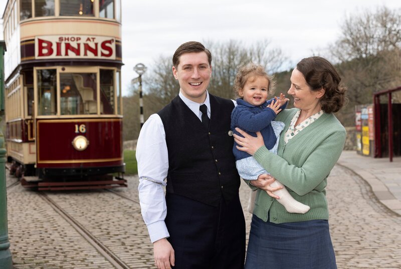 Edward Hall (Conor Deane, l.) und Mrs. Hall (Anna Madeley, r.). – Bild: WDR/​Playground Television UK Ltd./​5 Broadcasting Limited/​Helen Williams